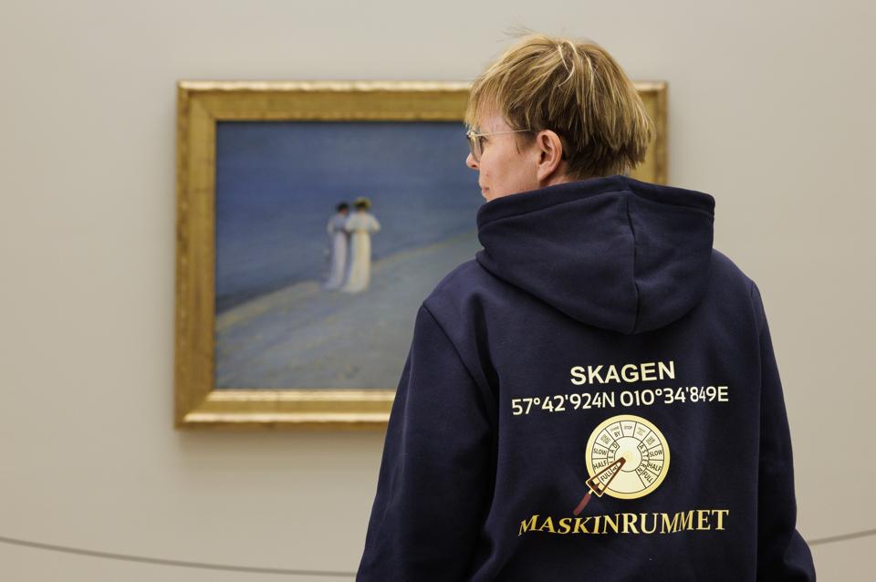 Parter på tværs af Skagen skal samles, mener Skagen Byting. For Mette Bøgh Jensen, museumsinspektør på Skagens Kunstmuseer, skete det i påsken, da hun serverede øl i Maskinrummet. <i>Foto: Henrik Bo</i>