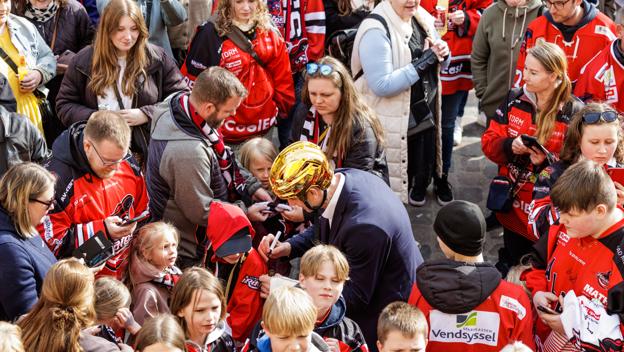 Mere end dobbelt så mange fans som i 2022 var fredag mødt op for at fejre Aalborg Pirates' danske mestre. <i>Foto: Henrik Bo</i>
