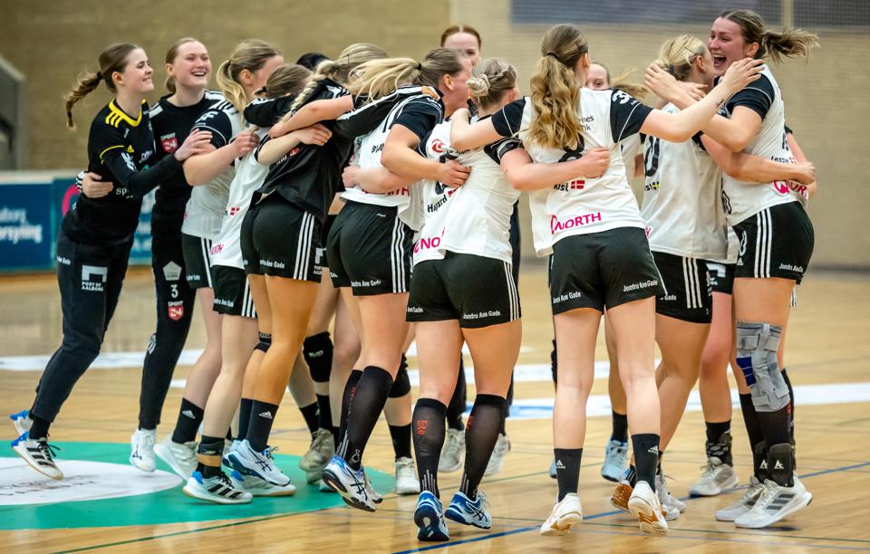 EH Aalborg spillede lørdag eftermiddag det tredje og afgørende opgør mod Holstebro i kampen for oprykning til kvindernes håndboldliga. <i>Foto: Martin Damgård</i>