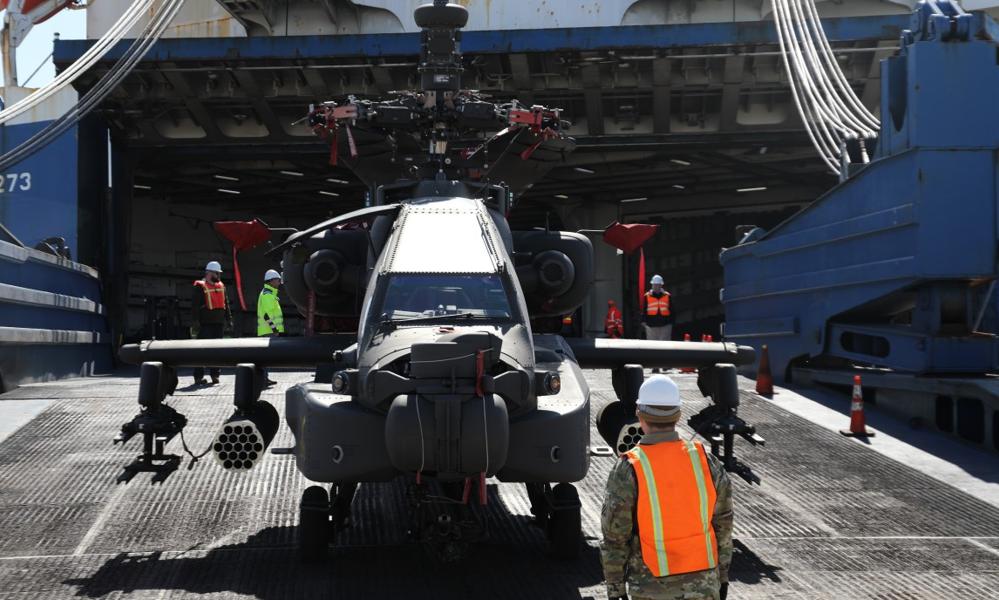 Amerikansk Apache-helikopter bliver kørt fra skibet ud til venteområdet, hvorfra den skal flyve videre til Esbjerg Lufthavn.