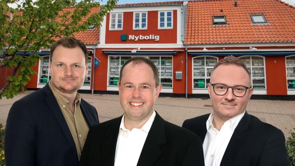 Fra venstre ses Anders Nygaard, Martin Riise og Tommy Fuglsang. De ejer fra 1. maj Nybolig Sæby. Dermed er Anders Nygaard og Tommy Fuglsang indehavere af alle tre Nybolig-butikker i Frederikshavn Kommune. <i>PR-foto: Nybolig</i>