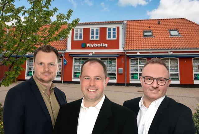 Fra venstre ses Anders Nygaard, Martin Riise og Tommy Fuglsang. De ejer fra 1. maj Nybolig Sæby. Dermed er Anders Nygaard og Tommy Fuglsang indehavere af alle tre Nybolig-butikker i Frederikshavn Kommune.