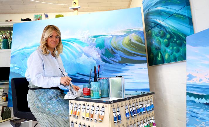 Kunstner Iia Madsen studerer bølgerne omkring Skagen nøje, for at kunne male dem-