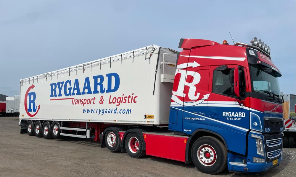 Walking floor-trailer fra Legras til Rygaard i Grenå. Maj 2023