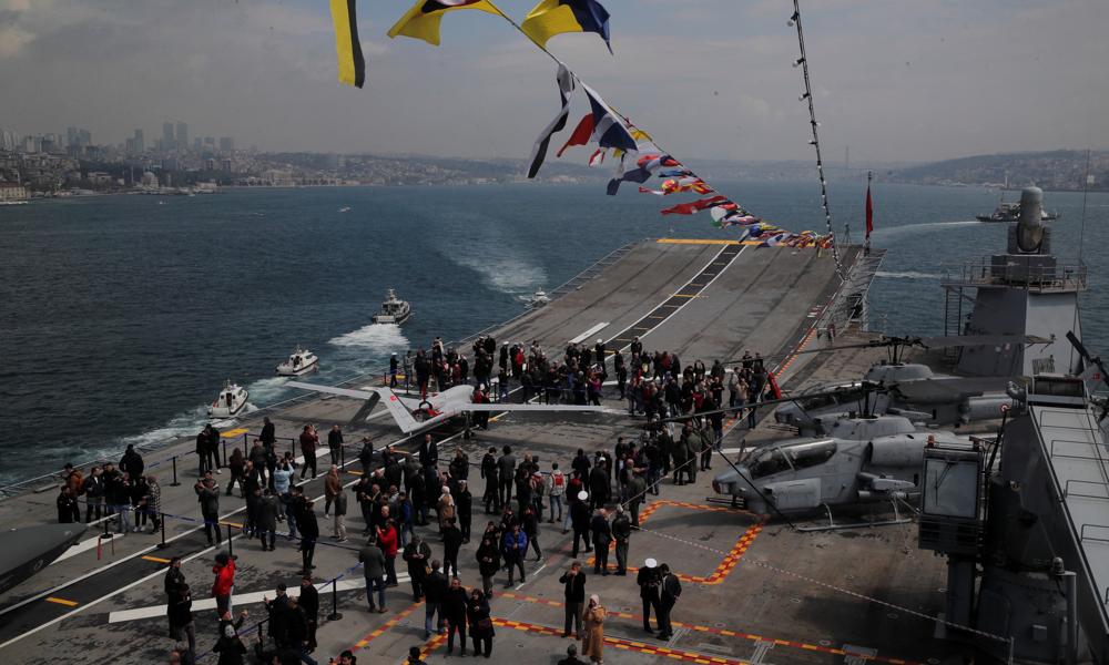 Selve dækket på 'TCG Anadolu' under festlighederne i forbindelse med skibets indsættelse i Istanbul i forrige uge. 