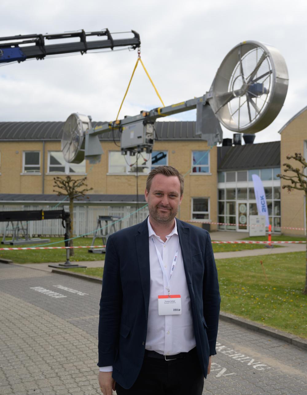 Seasight Solutions direktør Thomas Halkjær viste virksomhedens automatiske løsning, som kan fastholde vinger og andre store vindmølleemner i den rette vinkel, når de installeres offshore. 