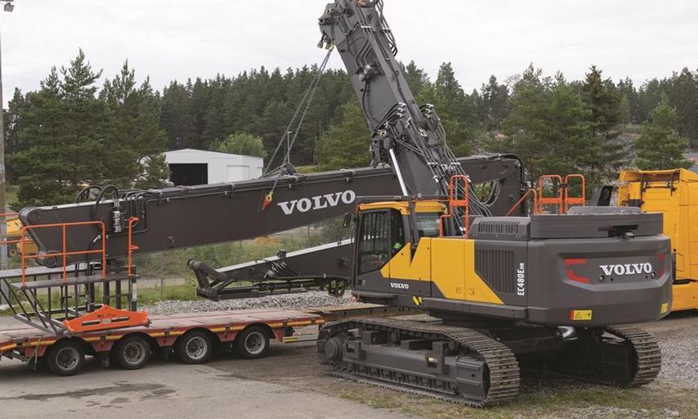 Volvo EC480E High Reach lastar en rivningsbom. Volvo EC480E High Reach lastar en rivningsbom.