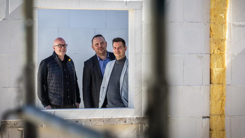 Thomas Ellitsgaard, Andreas Heegaard og Nikolaj Holm-Christiansen driver sammen firmaet Restate Development. <i>Foto: Martin Damgård</i>