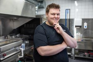Nye lækkerier i byen: Magnus arbejder i fire dage på sin pizza