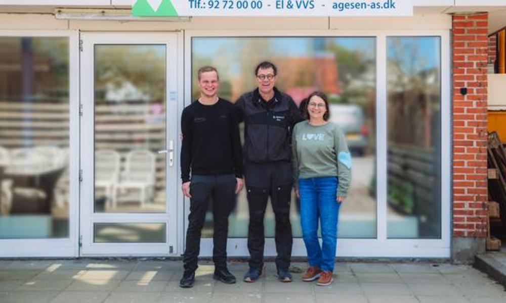 Hustruen, Trine Agesen, passer virksomhedens regnskaber men derudover er hun også optiker i Fjerritslev. Her er hun sammen med Niels og sønnen, Andreas. Hustruen, Trine Agesen, passer virksomhedens regnskaber men derudover er hun også optiker i Fjerritslev. Her er hun sammen med Niels og sønnen, Andreas.