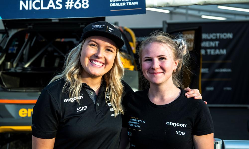 Klara Andersson (till vänster) kör och Anna Palander (till höger) skruvar i World RX. 