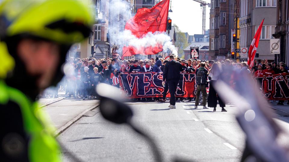 AaB-fans marcherer før kampen mod AC Horsens