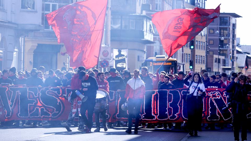 AaB-fans marcherer før kampen mod AC Horsens