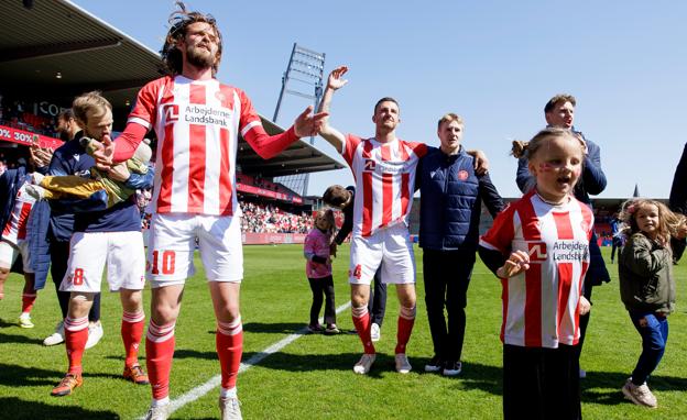 Glade AaB-spillere fejrer her sejren over AC Horsens med supporterne på Vesttribunen. <i>Foto: Torben Hansen</i>