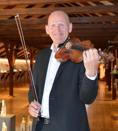 Niels Bjerre underholdt med sin violin