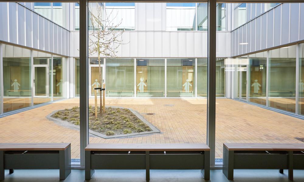 Arkitekturen lægger op til åbent, lyst samvær på det nye skolecenter. Arkitekturen lægger op til åbent, lyst samvær på det nye skolecenter.