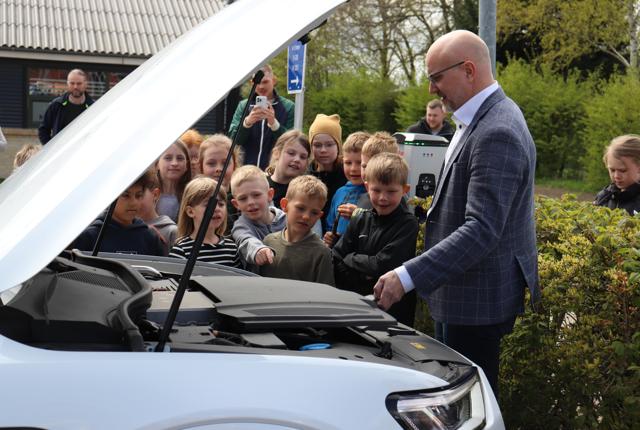 Elever fra 3. klasse kiggede med, da borgmester Jesper Greth satte strøm til sin egen elbil.