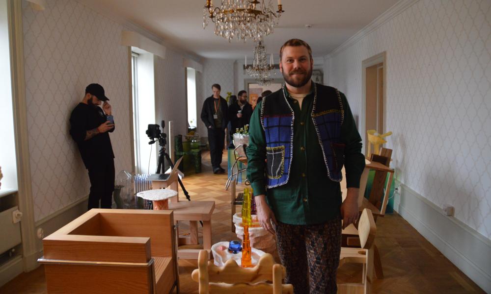 Julius Vernes Ivarsen från danska Tableau framför deras utställning. Julius Vernes Ivarsen från danska Tableau framför deras utställning.