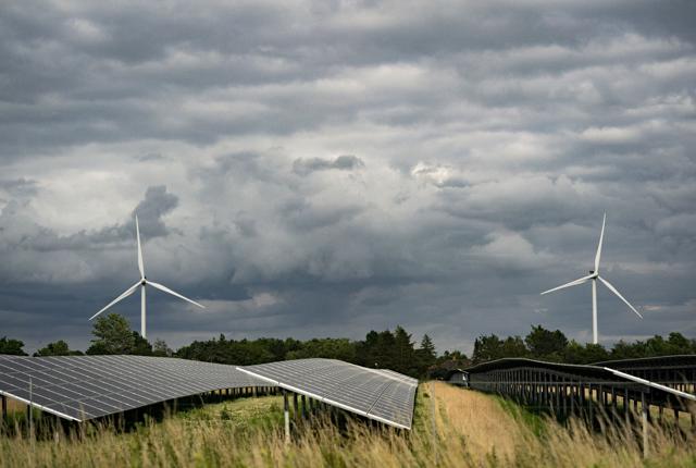 Vindmøller og solceller kommer i fremtiden til at fylde langt mere i det danske landskab. Ifølge en ny analyse kan vi dog godt sikre vores elforsyningssikkerhed af den grund. (Arkivfoto).