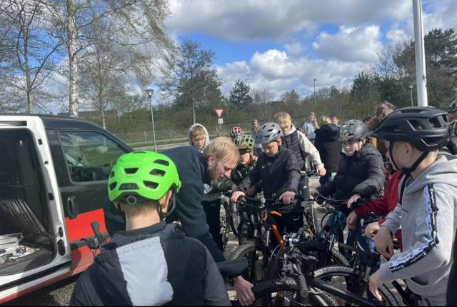 Jeppe Brandstrup Teisner fra Fri Bikeshop i Hadsund tjekker cyklerne.