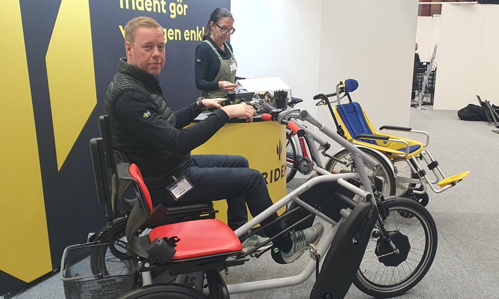 Peter Johansson, försäljningschef på Trident, med parcykeln Pegasus. Peter Johansson, försäljningschef på Trident, med parcykeln Pegasus.