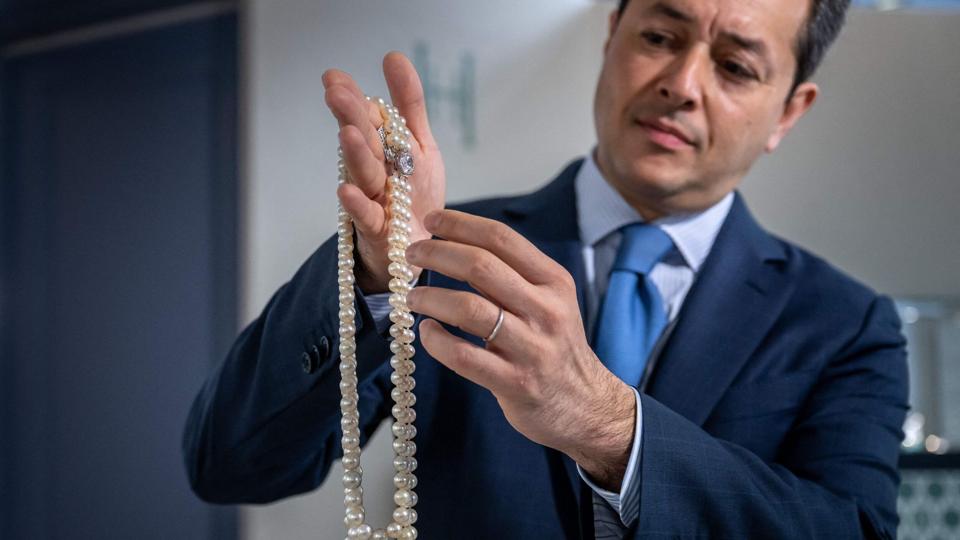 Christie's internationale smykkechef, Rahul Kadakia, siger, at provenuet vil gå til gode formål heriblandt "holocaustforskning og uddannelse af afgørende betydning". (Arkivfoto). <i>Fabrice Coffrini/Ritzau Scanpix</i>