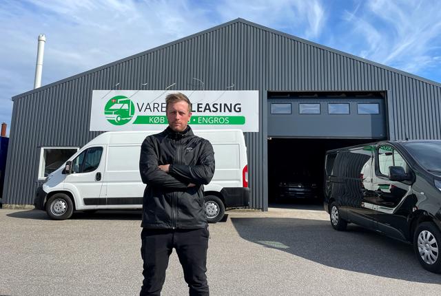 Jens Christian Rasmussen foran Varebil Leasings nye domicil på adressen Skørping Nord 3, hvor det hele er ved at blive gjort klar til åbningsreceptionen fredag d. 19. maj.