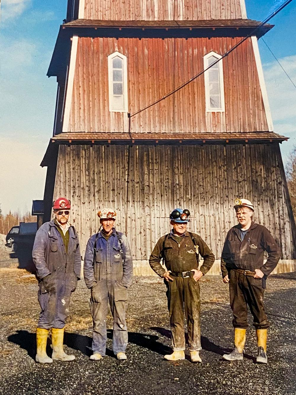 Bilden föreställer Michael Hermanssons personal i Dannemora som tidigare varit anställda av SSAB: Björn Rangsten (före d ettagruvingenjör), Olle Johansson (före detta servicechef), Olle Pettersson (före detta huvudskyddsombud och borrare) samt Pelle Westerman (före detta lastare, fixare och alltiallo ). Bilden är tagen vid Nordschaktslaven vid Dannemora gruvor 1998. Bilden föreställer Michael Hermanssons personal i Dannemora som tidigare varit anställda av SSAB: Björn Rangsten (före d ettagruvingenjör), Olle Johansson (före detta servicechef), Olle Pettersson (före detta huvudskyddsombud och borrare) samt Pelle Westerman (före detta lastare, fixare och alltiallo ). Bilden är tagen vid Nordschaktslaven vid Dannemora gruvor 1998.