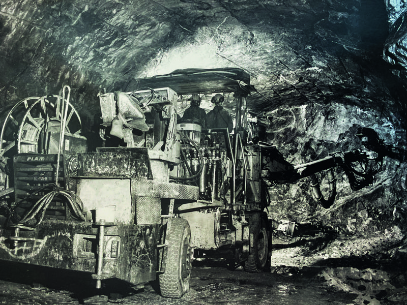 En äldre Atlas Copco Promec 470H gjorde nytta under de åtta år som Michael Hermansson anordnade utbildningar i Dannemoragruvan. I maskinen syns Magnus Hård av Segerstad och Tommy Westlin. En äldre Atlas Copco Promec 470H gjorde nytta under de åtta år som Michael Hermansson anordnade utbildningar i Dannemoragruvan. I maskinen syns Magnus Hård av Segerstad och Tommy Westlin.