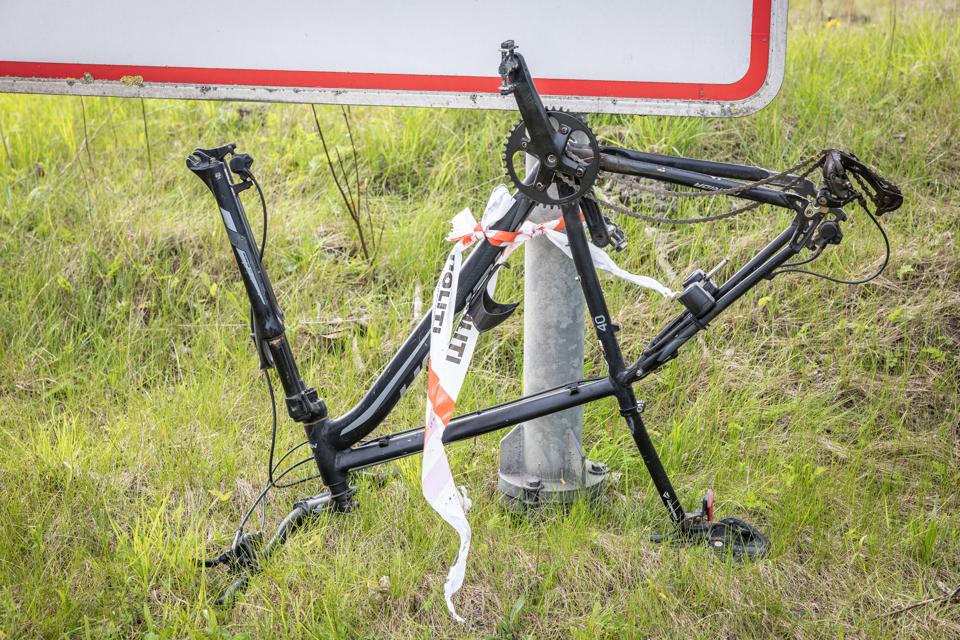 En cykel, der onsdag var involveret i et færdselsuheld, på Humlebakken, har mistet begge hjul - som nogle øjensynligt kunne bruge. <i>Foto: Martin Damgård</i>