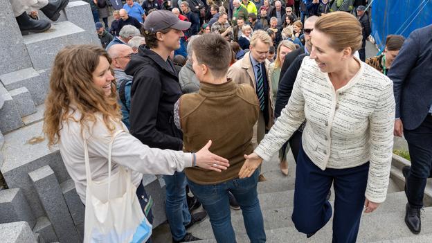 Statsminister Mette Frederiksen fik også hilst på folk og stillede op til selfies. <i>Foto: Bente Poder</i>