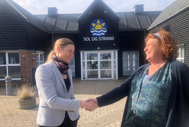 Rikke-Louise Klarskov byder velkommen til Marianne, der er ny HR-konsulent i Sol og Strand-koncernen.