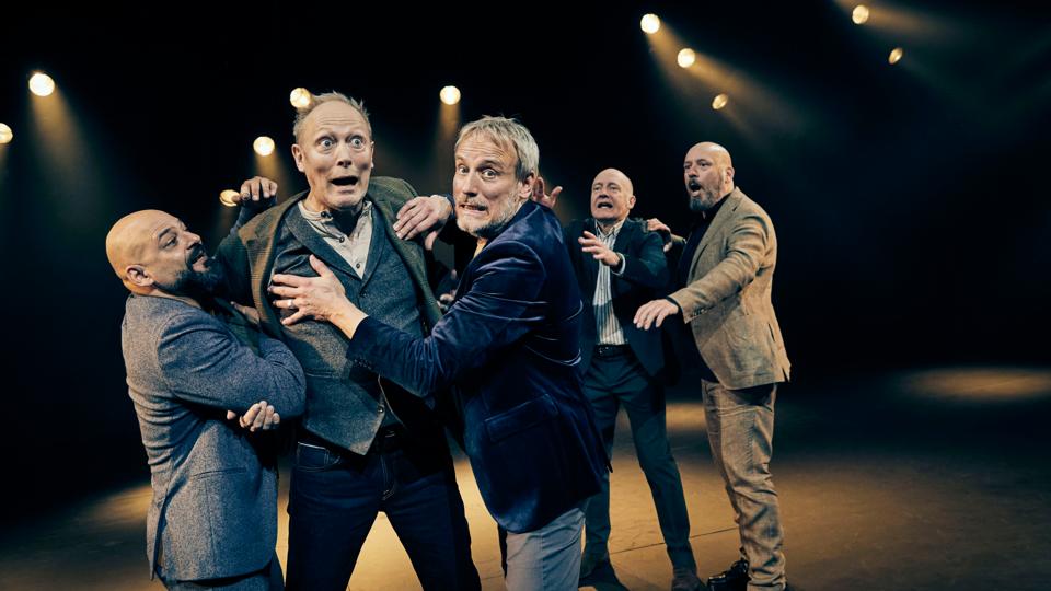 Det Kongelige Teaters "Ikke noget pis" fortæller om, ”hvordan mænd, der styrter mod de 50 og 60, egentlig har det i dag”.  <i>Foto: Hjørring Teater</i>