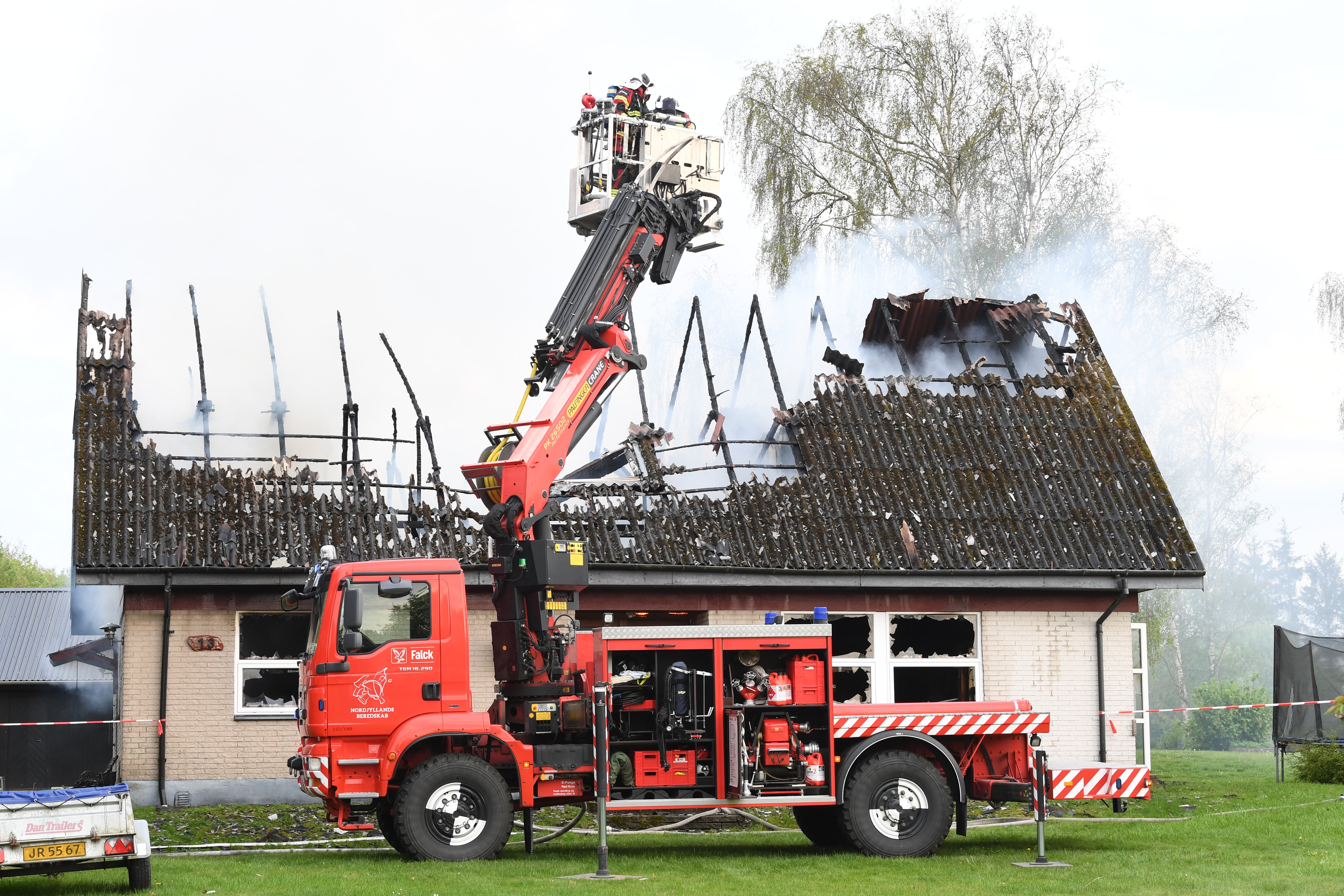 Eksplosionsagtig brand lagde hus i ruiner