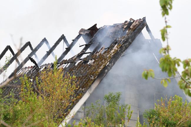 En voldsom brand lagde et hus på Flegumvej nær Skovsgård ved Brovst i ruiner.