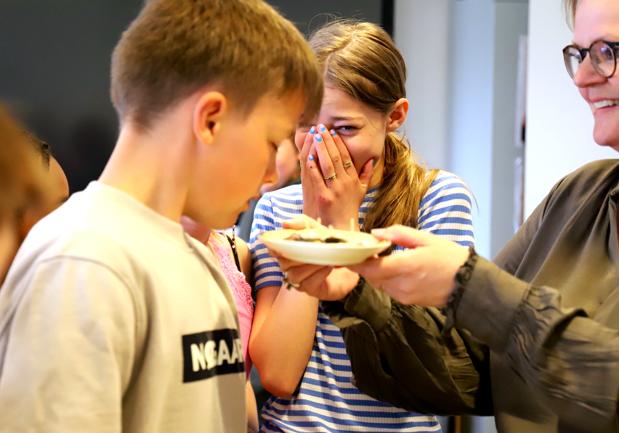Tørret torsk og grindehval var lidt af en udfordring for eleverne, der dog ret modigt smagte på retterne.