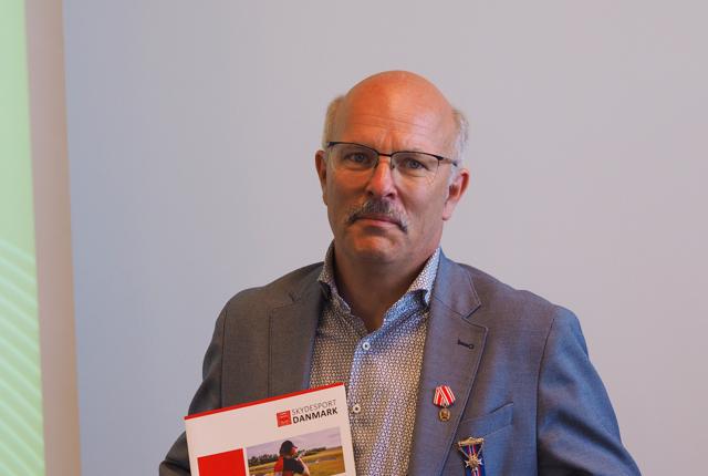 Nordjyske Lars Peter Høgh stopper som formand for DGI Skydning efter 10 år - og han hyldes samtidig med hele tre ærespriser fra samarbejdspartnere. Her ses han med Dansk Skytteunions Hæderstegn.