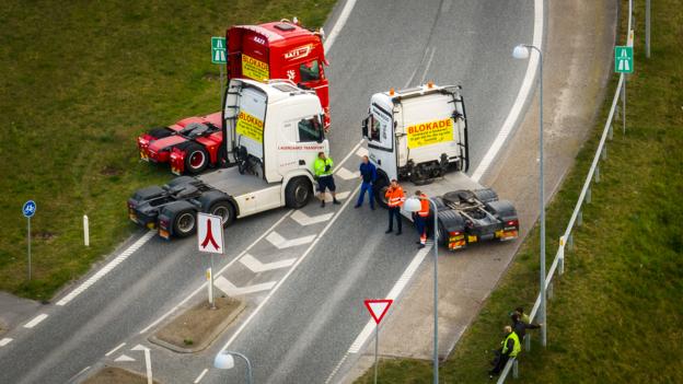 Lastbiler og traktorer har spærret tilkørslen til E45 - Nordjyske Motorvej. Svenstrup 15. maj 2023. <i>Foto: Henrik Bo</i>