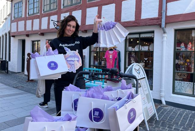 Selma fra aalborg.nu uddeler goodiebags fredag op til International Parade. Og der er gavekort til flere af Aalborgs specialbutikker i 30 af 100 poser.