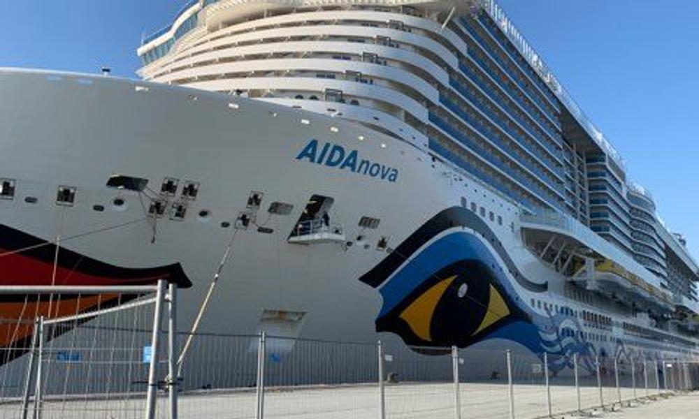 'Aidanova' fik æren af at være første krydstogtskib, der koblede sig på landstrømsanlægget i Aarhus Havn i juni 2023. 'Aidanova' fik æren af at være første krydstogtskib, der koblede sig på landstrømsanlægget i Aarhus Havn i juni 2023.
