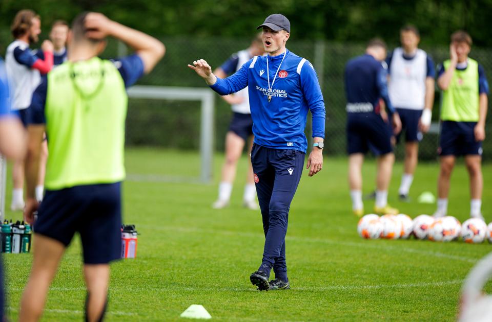 AaB-træner Oscar Hiljemark står over for en ny vigtig opgave, når det søndag gælder en hjemmekamp mod FC Midtjylland. <i>Arkivfoto: Torben Hansen</i>