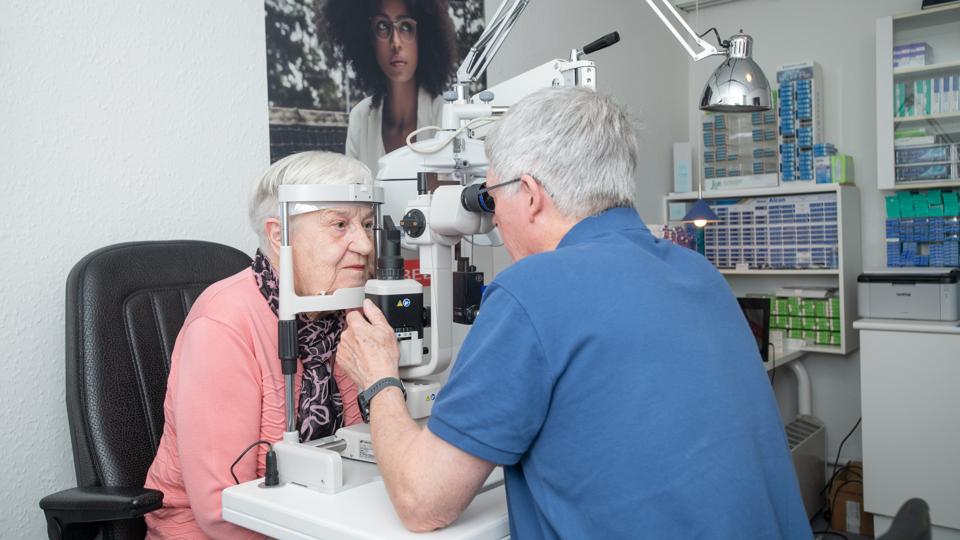 Øjenlæge Peter Jakobsen udfører mange kundekonsultationer i forretningen. <i>Foto: Bjarne Hyldgaard.</i>
