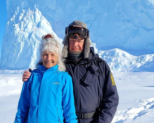 Solveig Sanders og Ulrik Elmkvist Eriksen 8 km ude på isen.