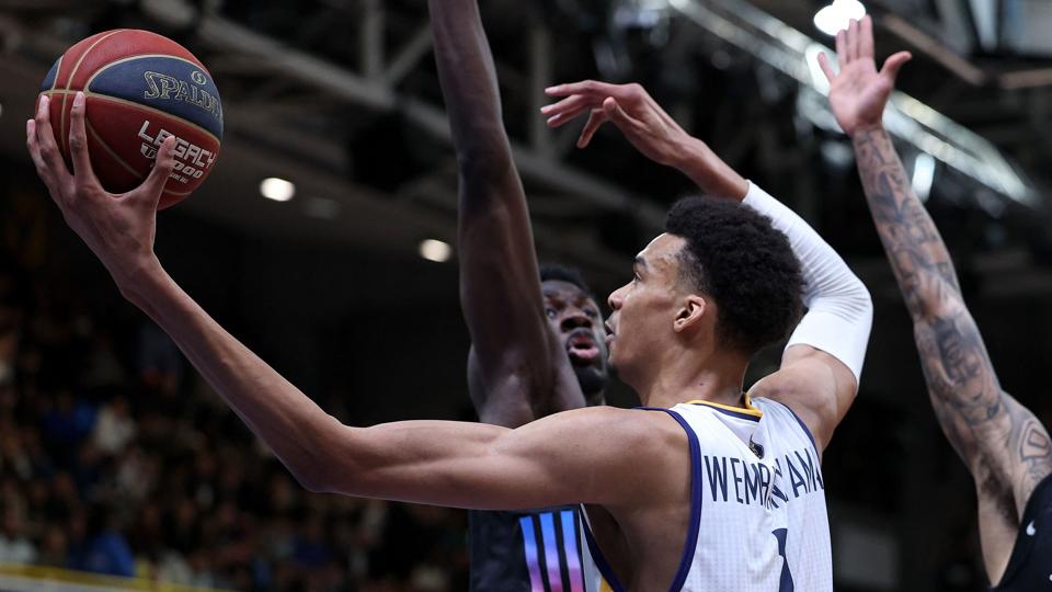 Basketballspilleren Victor Wembanyama bruger sine lange arme i en fransk ligakamp. I næste sæson kan han blive en af stjernerne i NBA. <i>Franck Fife/Ritzau Scanpix</i>