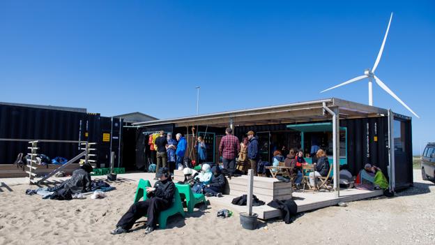 Mens nogle af eleverne fra Femmøller Efterskole forsøgte sig på et surfbræt, tog andre sig en slapper ved den lukningsdømte café Surf'n Coffee. <i>Foto: Bo Lehm</i>