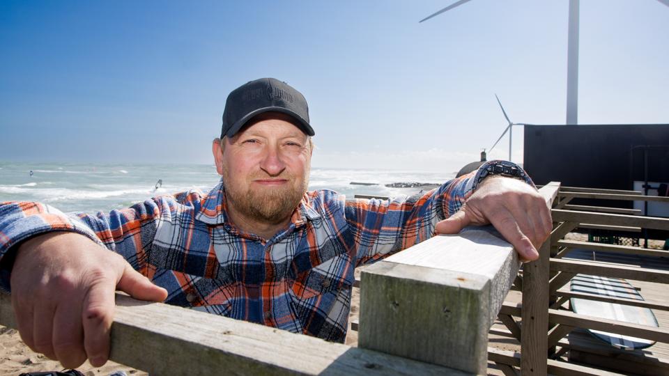 Rasmus Fejerskov, direktør for WestWind, har anket Thisted Kommunes afgørelse - og satser på at cafeen Surf'n Coffee kan holde åbent, også efter 1. juni. <i>Foto: Bo Lehm</i>
