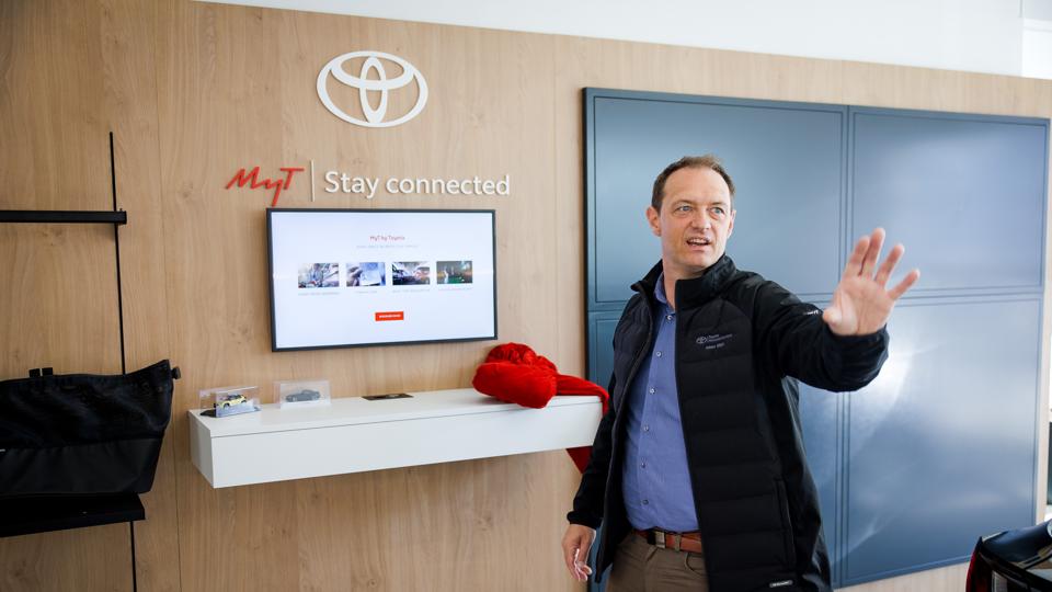 "Stay connected." Det gør direktør Kasper Kristensen klar til i det nye bilhus hos MTH Biler. <i>Foto: Bo Lehm</i>