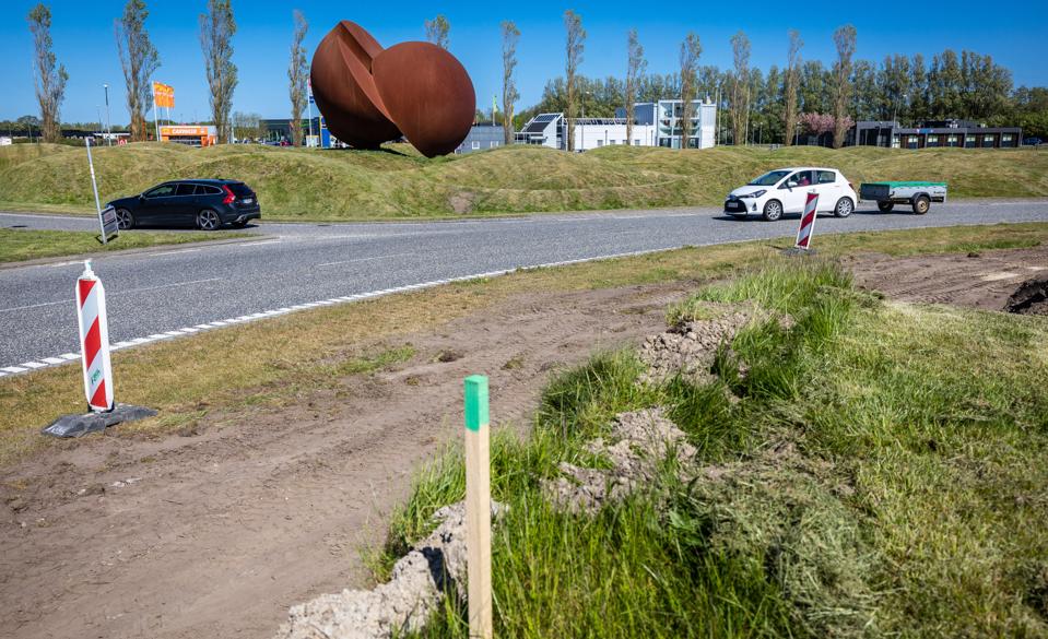 Kurt Tegtmeiers land-art i en rundkørsel ved Aabybro er i øjeblikket blevet beskåret i den ene side. 
