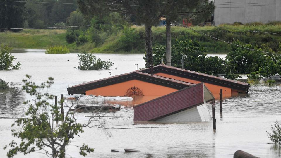 Oversvømmede huse i Cesena i det centrale Italien onsdag. Mindst otte er omkommet i den nordlige region Emilia-Romagna. <i>Alessandro Serrano/Ritzau Scanpix</i>