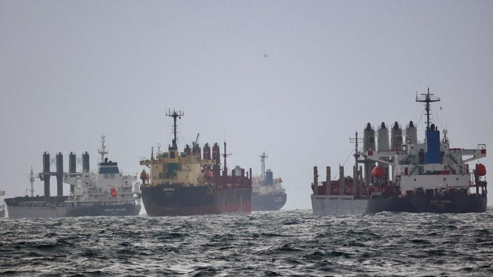 Fartøjer i Bosporus ved Istanbul venter på inspektion i forbindelse med kornaftale, som gør det muligt for Ukraine at transportere korn over Sortehavet. Aftalen blev forlænget onsdag. <i>Yoruk Isik/Reuters</i>
